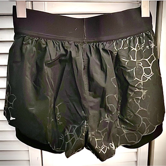 Lululemon Rare Black Forest Shorts w/Bike Shorts Built-In/New/Sz 6/Ltd Edition - Picture 9 of 13